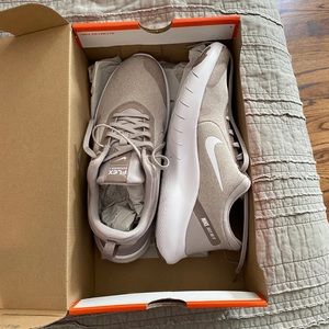 Womens Nike Flex Experience RN 8